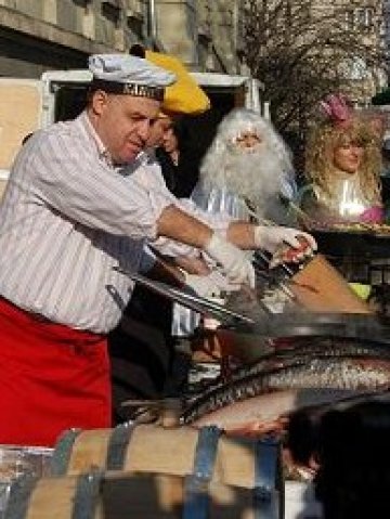 <p>Министърът на земеделието и храните Мирослав Найденов и  изпълнителният директор на ИАРА Явор Недев сготвиха риба за  Никулден. Снимка: МЗХ</p>