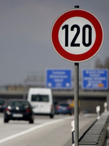 <p>
	Редица политици вече искат &nbsp;максималната скорост по аутобаните &nbsp;да бъде 120 км/час. <em>Снимка: Ройтерс</em></p>
