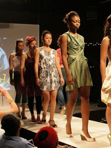 Модните дефилета на Givenchy за сега се отлагат.