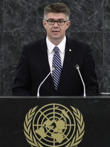 <p style="text-align: justify;">
	Външният министър на Исландия Гунар Брага Свенсон. <em>Снимка: Ройтерс</em></p>
