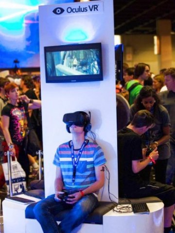 <p>
	Така изглеждат&nbsp;очилата &quot;Rift&quot; на Oculus. <em>Снимка: компанията</em></p>
