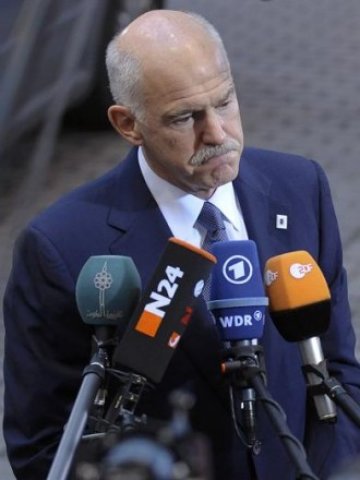 <p>
	Папандреу пред репортери в Брюксел. <em>Снимка: Ройтерс</em></p>
