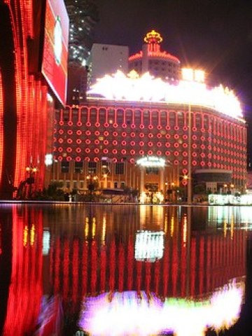 <p>Макао конкурира сериозно Лас Вегас не само по блясъка на казината си. <i>Снимка: Flickr. Лиценз: </i><a href="http://creativecommons.org/licenses/by/2.0/" target="_blank"><i>Creative Commons </i></a></p>