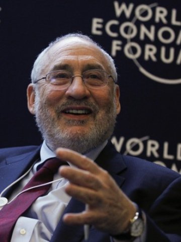 <p>
	Стиглиц: "Еврото и политиката за спасяване на еврото в момента разделят европейците".<em> Снимка: Ройтерс</em></p>
