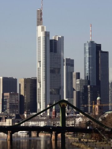 <p>
	Бизнес квартал във Франкфурт/Майн. <em>Снимка: архив Ройтерс</em></p>
