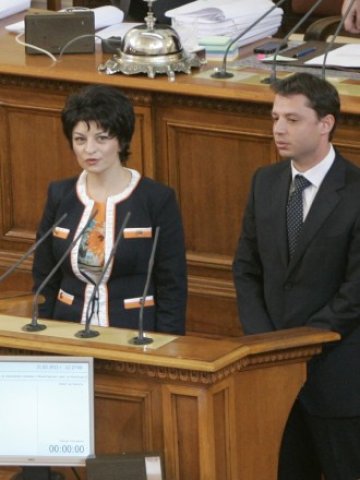 <p>
	Двамата нови министри на икономиката Делян Добрев и на здравеопазването Десислава Атанасова положиха клетва в парламента &nbsp; &nbsp; &nbsp; &nbsp; &nbsp; &nbsp; &nbsp; &nbsp; &nbsp; &nbsp; &nbsp; &nbsp; &nbsp; &nbsp; &nbsp; &nbsp;Снимка: БТА</p>
