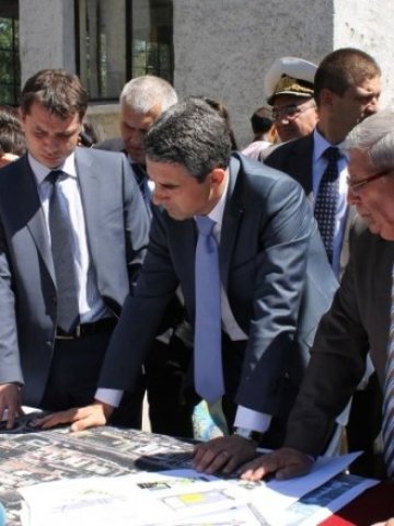 <p>
	<em>Президентът Росен Плевнелиев (в средата) и двама министри проверяват терена, където ще ще се изгради бъдещият парк</em> &nbsp; Снимка: Investor.bg</p>
