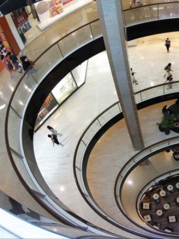 <p>
	Пазарите на търговски площи в Полша, Унгария, Чехия и Австрия също предоставят добри възможности на високорисковите инвеститори.<em> Снимка: Ройтерс</em></p>
