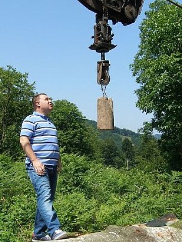 <p align="JUSTIFY">
	Министърът присъства на демонстрация на дърводобив при пресечени терени с въжена линия. Снимка: МЗХ</p>
