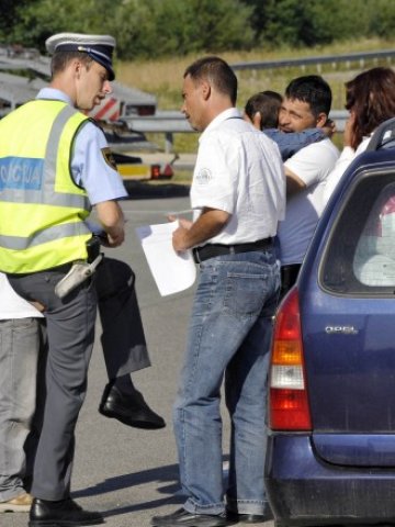 <p>
	Полицай прави паспортна проверка на пункт за влизане в Шенгенското пространство. <em>Снимка: Ройтерс</em></p>
