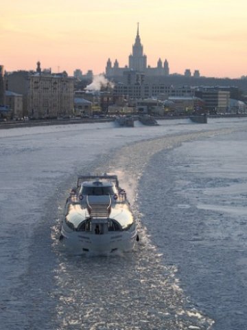 <p>
	Скоро по река Москва ще се виждат и плаващи хотели.&nbsp;<em>Снимка:<a href="http://www.flickr.com/photos/borisv/" target="_blank"><strong> </strong></a>Boris SV, лиценз: <a href="http://creativecommons.org/" target="_blank">Creative Commons</a></em></p>
