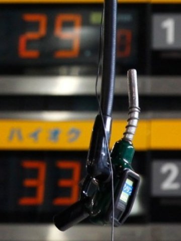 <p>
	Покачващата се цена на петрола се отразява добре на руските бюджетни приходи. <em>Снимка: Ройтерс</em></p>
