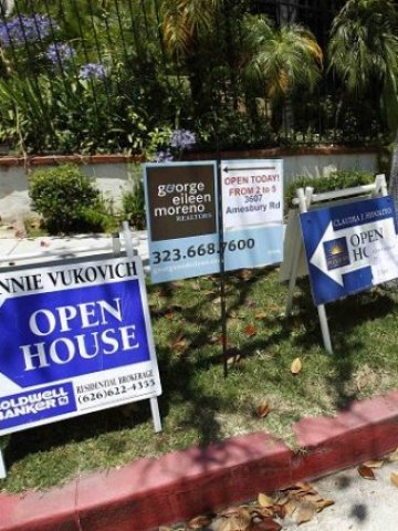 <p>
	Табели, предлагащи оглед на имоти в Лос Анджелис. <em>Снимка: Ройтерс</em></p>
