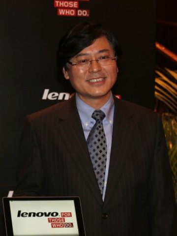 <p>
	Юенцин Ян е оптимист, че сделките ще бъдат приключени до края на годината. <em>Снимка: Ройтерс</em></p>
