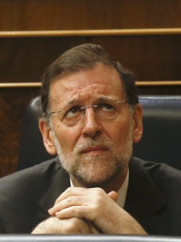 <p>
	На Рахой му е трудно да балансира между домашната политика и необходимостта от стабилизиране на икономиката. <em>Снимка: Ройтерс</em></p>
