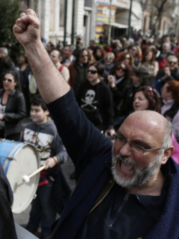 <p>
	Гръцки учители протестират срещу бюджетните икономии, Атина, 2 март 2013 г. <em>Снимка: Ройтерс</em></p>
