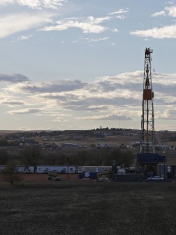 <p>
	Сонда за добив на шистов петрол в Северна Дакота. <em>Снимка: Ройтерс</em></p>
