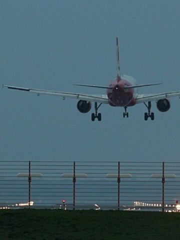 <p>
	Поетапното отваряне на границите - първо на летищата и пристанищата, също вече не на масата на преговорите, според Фридрих. Снимка: Ройтерс</p>
