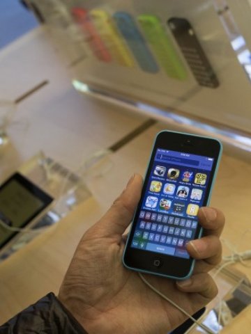 <p>
	Анализаторите твърдят, че 5S е отчел далеч по-добри резултати от по-евтиния модел. <em>Снимка: Ройтерс</em></p>
