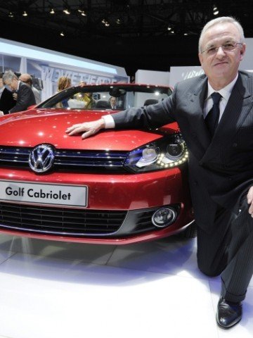 <p>Главният изпълнителен директор на VW Мартин Винтеркорн представя новия VW Golf Cabriolet. <i>Снимка: БТА</i></p>