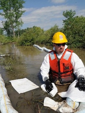 <p>
	Нефтените разливи предизвикват все по-силни екокатастрофи.<em> Снимка: Ройтерс</em></p>
