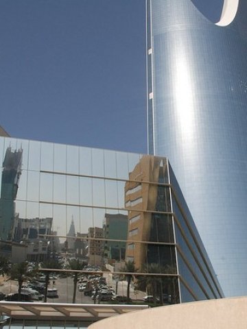 <p lang="bg-BG" style="margin-bottom: 0cm">
	<span lang="en-US">Kingdom Center, </span>Риад. <em>Снимка: mikepick, лиценз: <a href="http://creativecommons.org/licenses/by/2.0/" target="_blank"><span lang="en-US">Creative Commons</span></a></em></p>
