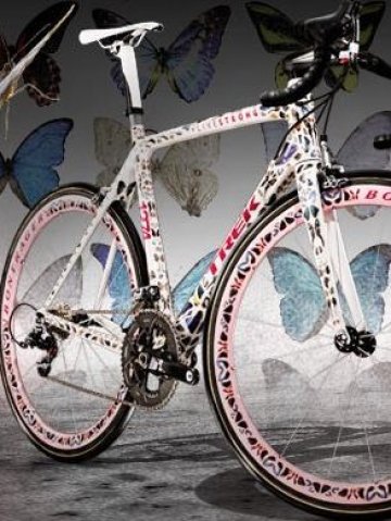 "Ужасяващото варварство" на Trek Madone, украсено с крила на пеперуди, донесе $500 хил. за благотворителност. Снимка: TrekBikes