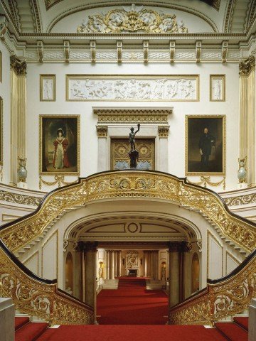 Главното стълбище в Бъкингамския дворец тази година ще остане пусто по време на коледните празници. Снимка: Бъкингамския дворец