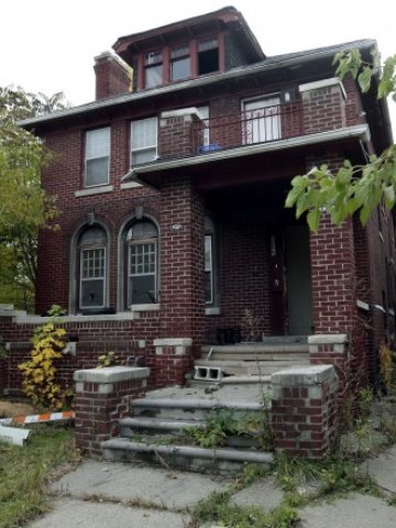 <p>
	В много случаи общините поддържат и охраняват изоставени имоти за своя сметка. <em>Снимка: Ройтерс</em></p>
