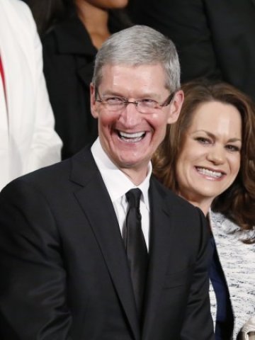 <p>
	Тим Кук, изпълнителен директор на Apple. <em>Снимка: Ройтерс</em></p>

