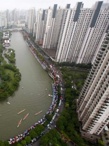 <p>
	Жилищни сгради в Шанхай. <em>Снимка: Ройтерс</em></p>
