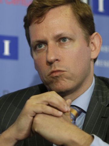 <p>
	&bdquo;Само не ме прецаквай&ldquo;, е казал<b>&nbsp;</b>Тийл на Зукърбърг, след като двамата финализират първата инвестиция на Питър в социалната мрежа. <em>Снимка: Ройтерс</em></p>
