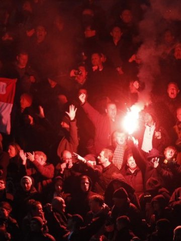 <p>
	Фенове на Юнайтед<em>. Снимка: Ройтерс</em></p>
