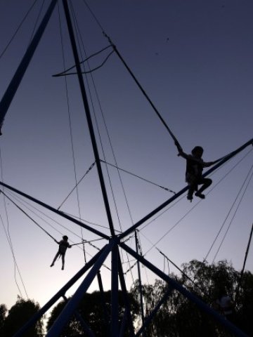 <p>
	Наскоро правителството в Пекин наложи ограничения за строителството на увеселителни паркове над определени размери. <em>Снимка: Ройтерс</em></p>
