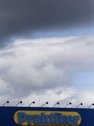 <p>
	Тъмни облаци са надвиснали над Praktiker. <em>Снимка: Ройтерс</em></p>
