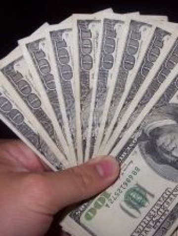 Освен "въртенето на домакинството", дамите вече държат със здрава ръка и финансите в семейството. Снимка: sxc.hu