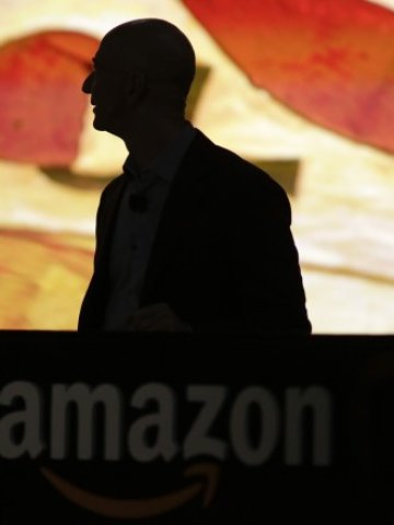 <p>
	Изпълнителният директор на Amazon Джеф Безос реши компанията му да се изправи пред Темида, вместо да сключва извънсъдебни споразумения. <em>Снимка: Архив Ройтерс</em></p>
