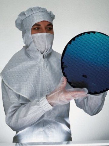 <p>
	Класическата чип индустрия страда от колебливата конюнктура. Снимка: Infineon</p>
