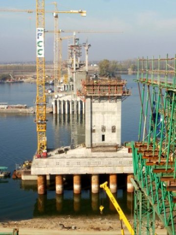 <p>
	Строителството на Дунав мост 2. Снимка: БТА</p>
