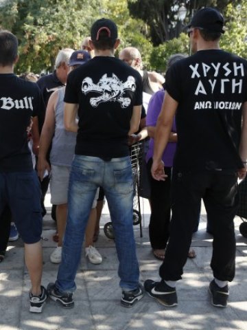 <p>
	Привърженици на Златна зора в Атина. <em>Снимка: Ройтерс</em></p>
