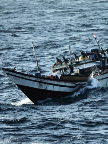<p>
	Пиратска лодка малко преди да бъде заловена от германската фрегата &#39;Хамбург&#39;, 15 август 2011 г. Снимка: Ройтерс</p>
