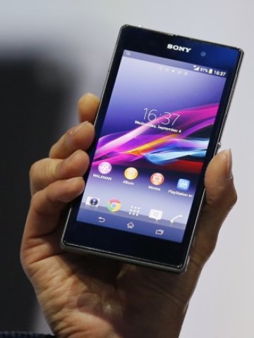 <p style="margin-bottom: 0cm">
	<span lang="bg-BG">Новият смартфон на Sony Xperia Z1. <em>Снимка: Ройтерс</em></span></p>
