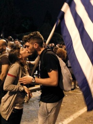 <p>
	От няколко дни по улиците на гръцките градове се провеждат демонстрации срещу планираните нови мерки за ограничаване на дефицита. <em>Снимка: Ройтерс</em></p>
