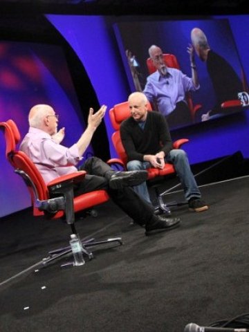 <p>
	Стивън Синофски (вдясно) по време на представянето на външния вид на Windows 8. <em>&nbsp;Снимка: Ройтерс</em></p>

