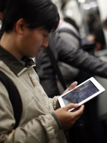 <p>
	iPad е желано устройство от младите китайци, но те трудно могат да се сдобият с него. <em>Снимка: Ройтерс</em></p>
