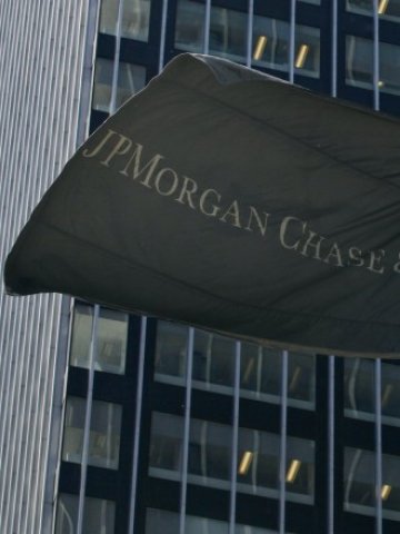 <p>
	Знамето на американската инвестиционна банка се развява пред централата ѝ в Ню Йорк. <em>Снимка: Архив Ройтерс</em></p>
