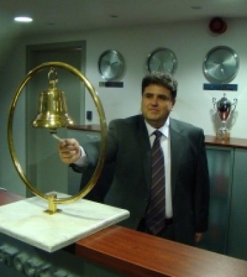 Цветан Цонев дава старт на търговията с акциите на Трейс. Снимка: Investor.bg