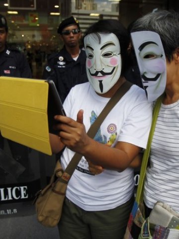 <p>
	Протестиращи блогъри използват таблета iPad на Apple. <em>Снимка: Ройтерс</em></p>
