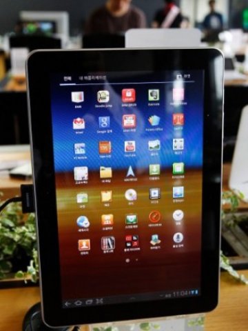 <p>
	Galaxy Tab 10.1&nbsp;може да се намери и в големите германски магазини. <em>Снимка: Ройтерс</em></p>
