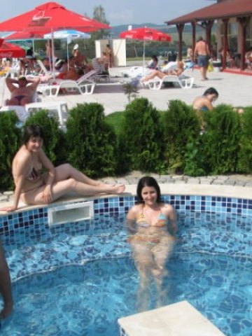 <p>
	Джакузито с 37-38 градуса минерална вода, част от Минерален плаж Белчин Парк <em>Снимка: Investor.bg</em></p>
